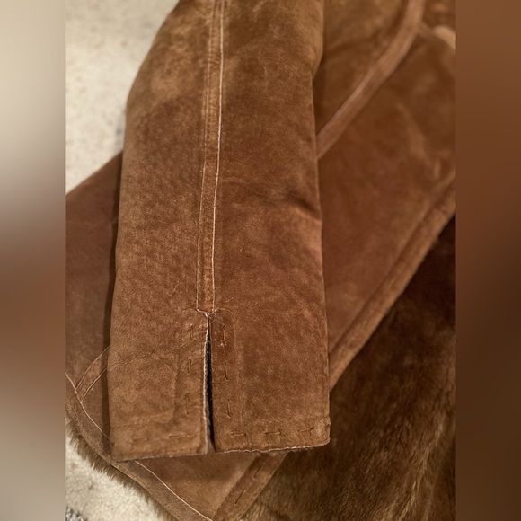 Vintage- Genuine Leather Jacket with warm plush collar. Excellent condition. - Picture 5 of 7